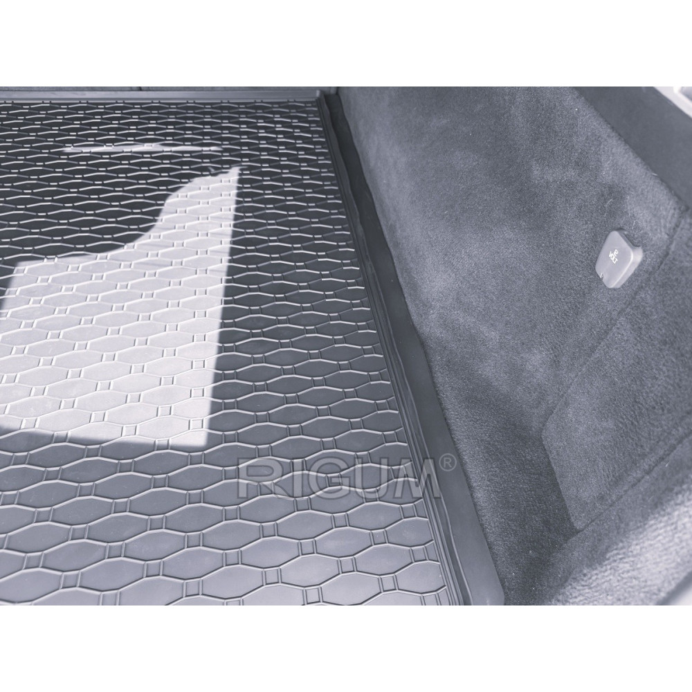 CAR RUBBER TRUNK MAT VOLVO V70/XC70 (2007-2016) RIGUM RKK